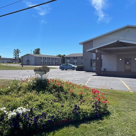 Hotel Iron Mountain Inn & Suites Exterior photo