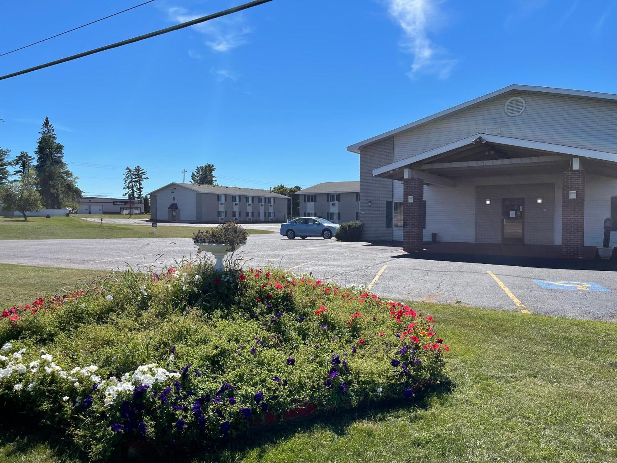 Hotel Iron Mountain Inn & Suites Exterior photo