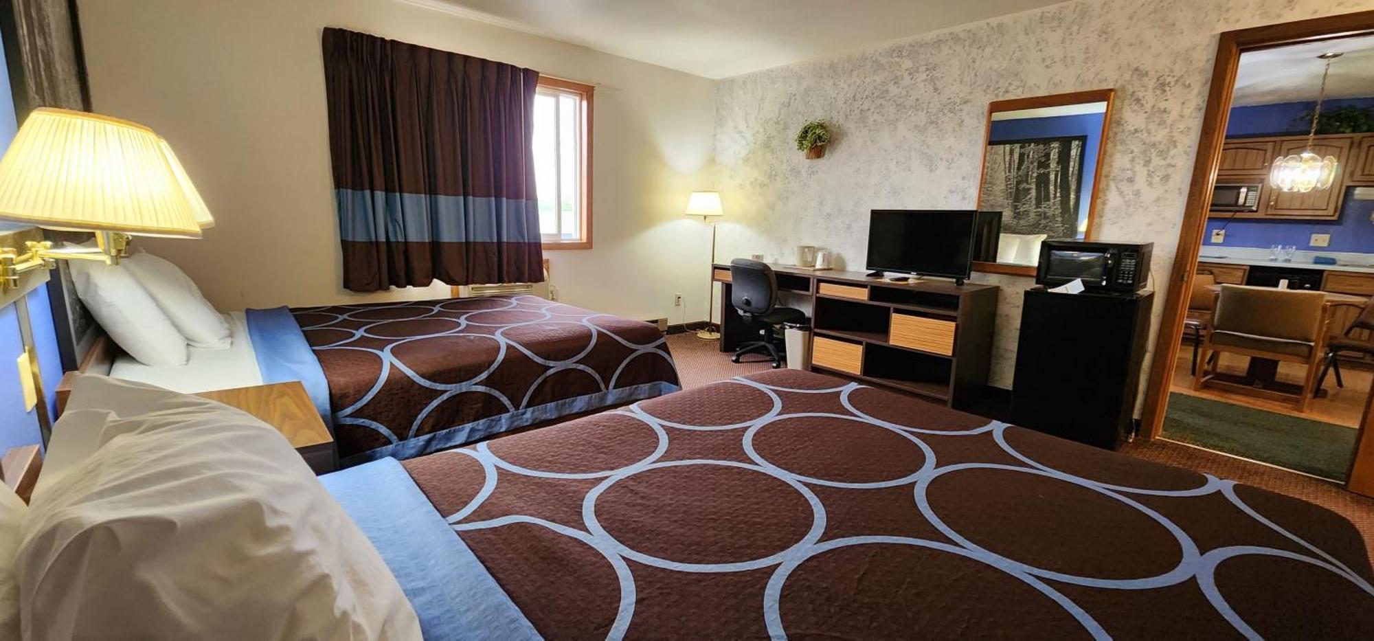 Hotel Iron Mountain Inn & Suites Exterior photo
