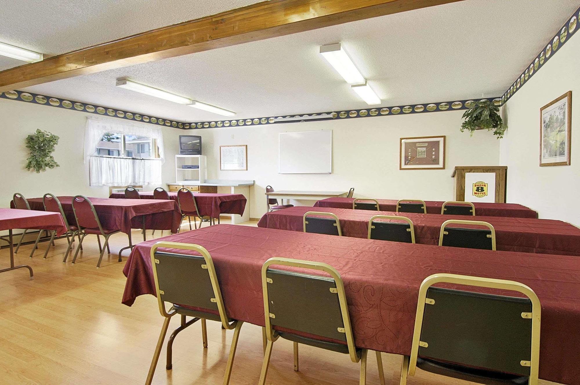 Hotel Iron Mountain Inn & Suites Facilities photo